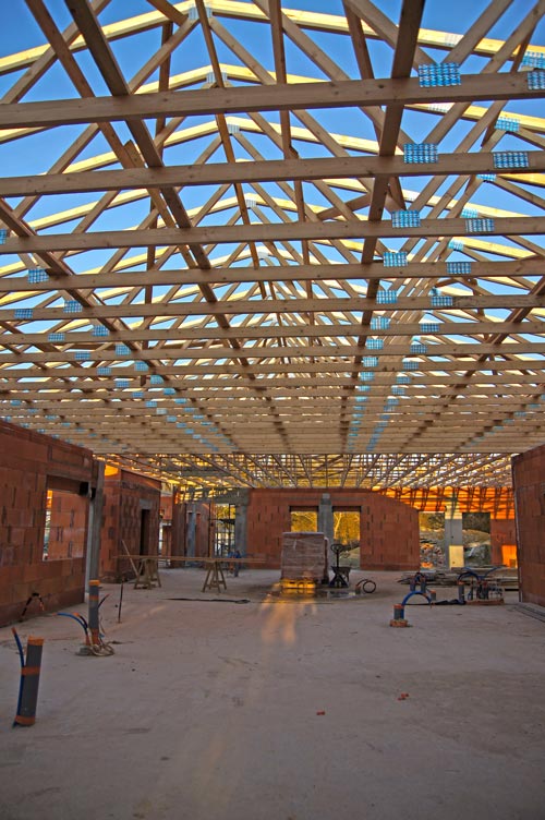 Charpente bois en fermettes sur un grand bâtiment